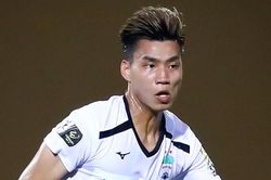 Văn Thanh sút xa dội xà, tạo cơ hội cho đồng đội ghi bàn