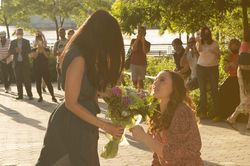 Cô gái gốc Việt được bạn gái cầu hôn ngay khi chống dịch trở về