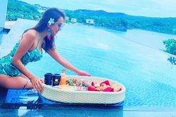 Vân Hugo mặc áo tắm cực 'nóng bỏng', đi du lịch chia tay đời độc thân