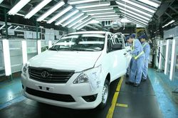 Nhập khẩu từ sợi vải đến khung sắt, phận làm thuê trên quê hương mình
