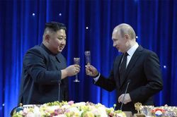 Kim Jong Un bất ngờ gửi thư chúc mừng tới Putin
