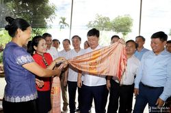 Chủ tịch UBND tỉnh Nguyễn Đức Trung thăm các mô hình kinh tế ở huyện Quỳ Châu