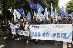 Cảnh sát Pháp biểu tình tại đại lộ Champs Elysee