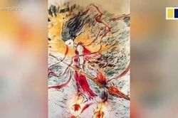 Clip: Kinh ngạc người đàn ông có tài dùng thanh củi đang cháy để vẽ tranh tường