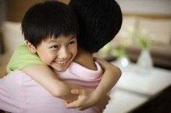 Những lý do dưới đây sẽ khiến bố mẹ ôm con nhiều hơn