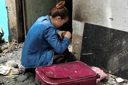 Con gái khóc ngất khi biết tin mẹ cùng 2 em tử vong trong đám cháy