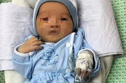 Bé sơ sinh bị bỏ rơi dưới hố ga ở Hà Nội đã tự mở to đôi mắt