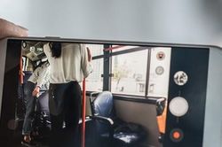 Viện cớ bị nhạy cảm thị giác nên đề nghị để đèn sáng khi quan hệ tình dục, gã trai bị bạn gái phát hiện hành vi đồi bại trong phòng