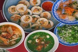 Bánh bèo mâm với topping siêu xịn và bánh mì hồ lô - bò lá lốt lót dạ xế chiều