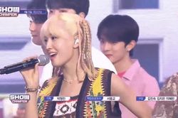 Fan K-Pop truy lùng chàng trai áo hồng có mặt trong màn encore gây sốc của Momo (TWICE)