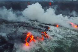 Cảnh dung nham núi lửa cháy đỏ, đổ thẳng ra biển ở Hawaii