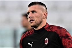 Cầu thủ AC Milan nhận thẻ đỏ ngay sau khi Ronaldo đá hỏng 11 m