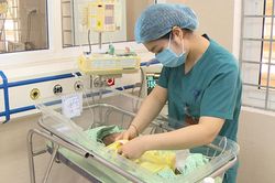 Bé sơ sinh bị bỏ rơi ở hố ga nhiễm trùng máu nặng