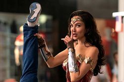Bom tấn 'Wonder Woman 1984', 'Tenet' dời lịch chiếu