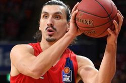 Cầu thủ bóng rổ giống Ibrahimovic gây hiểu nhầm trên đường