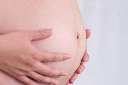 Chủ quan không đi khám, người phụ nữ mang u nang buồng trứng 5 kg
