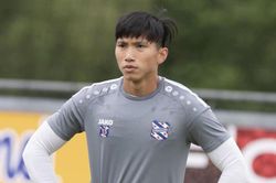 Văn Hậu đăm chiêu trong buổi tập của Heerenveen