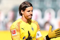 Thủ môn Monchengladbach góp phần giúp Bayern giành 3 điểm