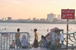 Nóng gay gắt, người Hà Nội kéo nhau ra ngụp lội ở hồ Tây