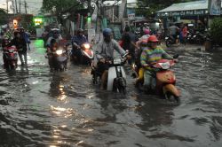 Đường ngập kinh hoàng sau mưa lớn, người Sài Gòn 'vật lộn' với dòng nước đẩy xe về nhà