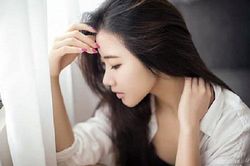Bỏ cả vợ đang cấp cứu để đưa bồ đi du lịch, ngày trở về nhìn thấy bức ảnh trên bàn thờ khiến chồng tôi sửng sốt tột cùng