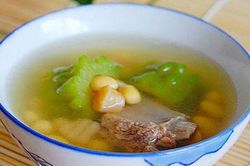 Cách làm món canh sườn mướp đắng thanh mát, giúp giải nhiệt ngày nắng cực hiệu quả