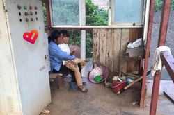 Nữ thợ xây phải mang con nhỏ đến công trình để tiện chăm sóc và hành động đẹp của người giám sát