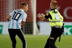 Fan của Messi đột nhập trận đấu không khán giả của Barca