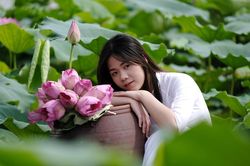 Vẻ đẹp thiếu nữ Hà Thành khoe sắc cùng hoa sen