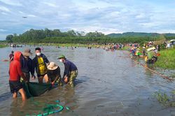 Hàng ngàn người dân nô nức tham gia lễ hội đánh cá 'độc nhất' ở Hà Tĩnh