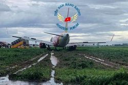 Máy bay trượt khỏi đường băng, sân bay Tân Sơn Nhất tạm dừng hoạt động