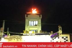 Sau lễ khai trương, cửa hàng 'chơi ngông' ăn mừng bằng màn pháo hoa