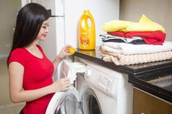 Cứ dùng nước xả vải theo cách này dễ đưa chất độc vào cơ thể, mở đường cho ung thư 'ghé thăm'