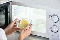 Vệ sinh lò vi sóng sạch bong sáng bóng chỉ với nửa quả chanh, bạn có biết?