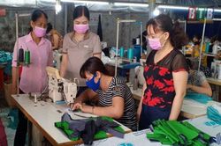 Trở thành tỷ phú từ nghề may