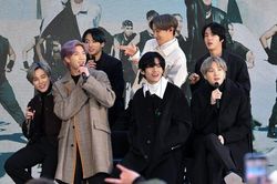 BTS đăng Twitter bằng iPhone nhưng đây là lí do ai cũng bất ngờ