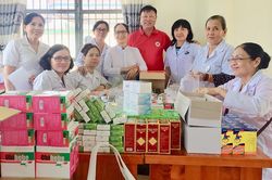 Vừa được mua hàng miễn phí, vừa được khám bệnh, tặng quà