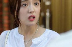 Vừa nghe tôi báo tin bị sa thải, chồng đã đặt lên bàn một vật khiến tôi sững sờ vì không thể tin nổi