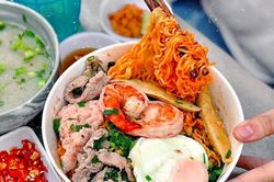 Mì trộn muối ớt và những món hút tín đồ ăn cay ở TP.HCM