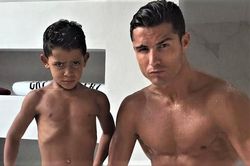 Ronaldo phá lệ để ăn pizza cùng con trai