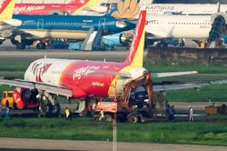 Cảnh máy bay Vietjet được lai dắt về sân đỗ sau sự cố