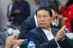 Tỷ phú TQ bị bắt cóc trong biệt thự, con trai bơi qua sông cầu cứu