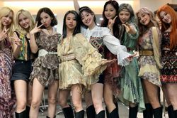 SBS giải thích khi nhân viên chê giọng hát của TWICE