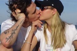 Ảnh Brooklyn Beckham hôn bạn gái khiến Victoria bị chỉ trích