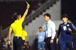 Trọng tài V League bắt đầu nhiều sai sót: Lỗi tại 'gặt lúa non'?