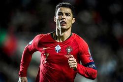 EURO 2020 hoãn sang 2021: Người được lợi, kẻ khóc than