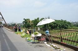 Cần giải tỏa 'chợ cóc' tự phát trên cầu Long Biên