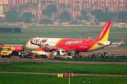 Cận cảnh màn 'giải cứu' máy bay Vietjet Air bằng... công cụ thô sơ