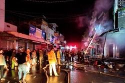 Lửa thiêu rụi 2 cửa hàng trong đêm