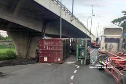 Khoảnh khắc container ôm cua gấp, lật nhào giữa vòng xoay